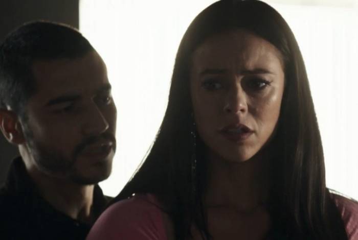 Camilo (Lee Taylor) chantageou Vivi Guedes(Paolla Oliveira) para conseguir se casar com a morena
