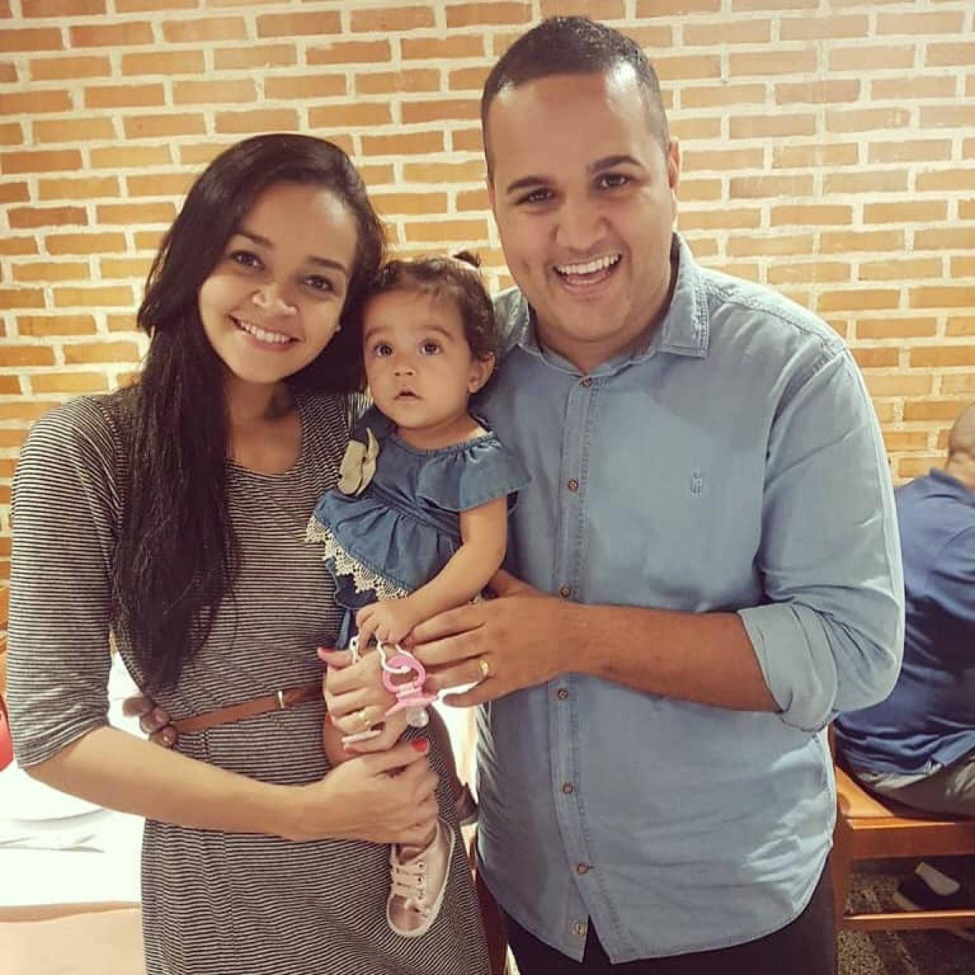 Elyon, a eposa Mariane e a filha do casal