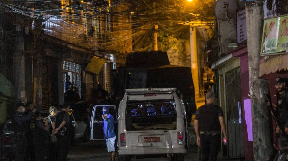 Reconstitui&ccedil;&atilde;o do assassinato de &Aacute;gatha: Delegacia de Homic&iacute;dios constatou que PM mentiu ao falar de homens armados para justificar tiro em kombi