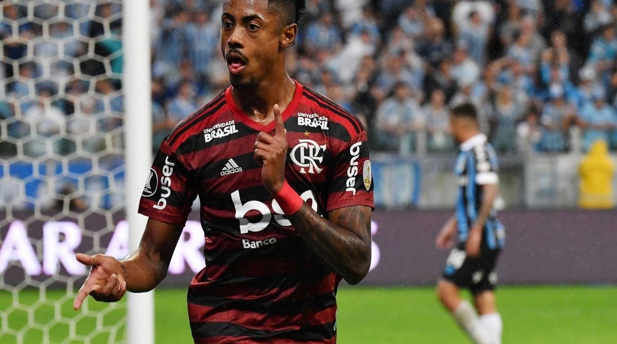 Universidade Brasil estampa marca no uniforme rubro-negro desde 2017 - AFP