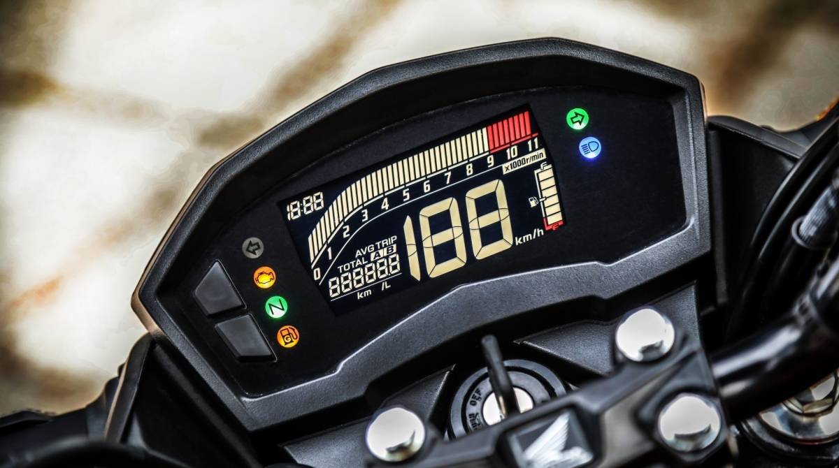 Painel de instrumentos da linha Twister tem fundo preto e elementos iluminados em branco - Divulgação