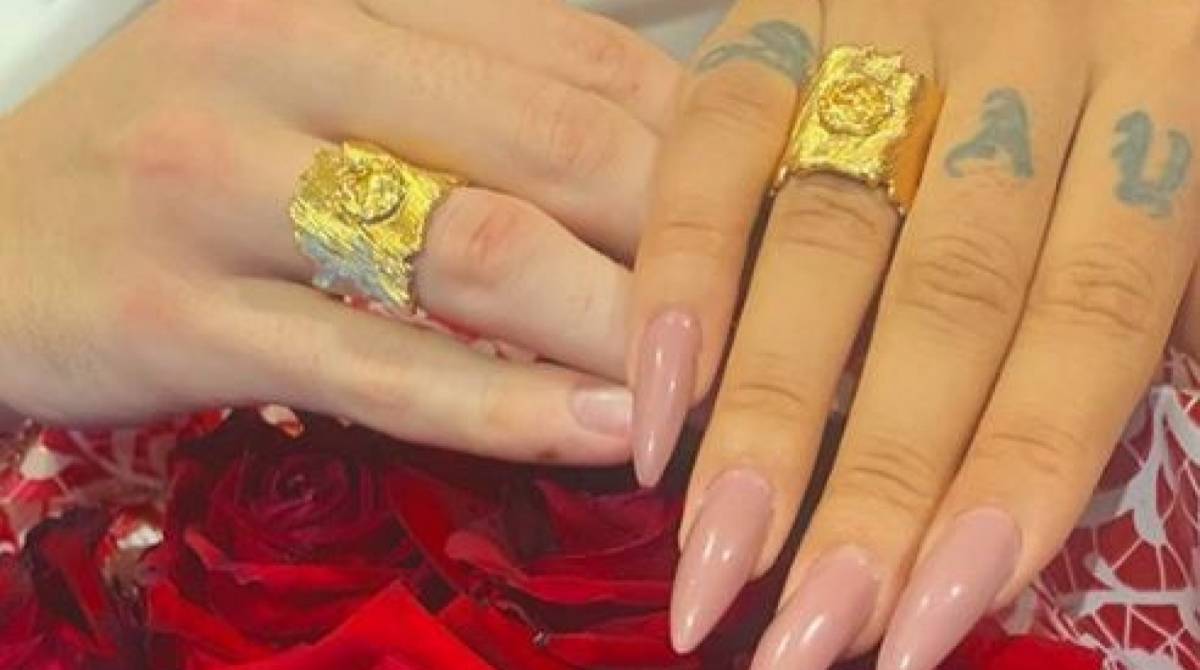 Pocah ganhou aliança do namorado, Ronan Souza