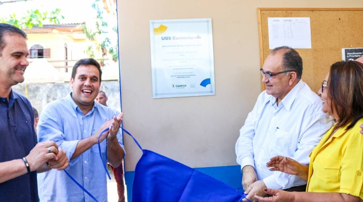 O prefeito de Campos, Rafael Diniz (de camisa azul claro), inaugurou as novas instalações da UBS de Custodópolis, ao lado do secretário de Saúde Abdu Neme - Divulgação prefeitura de Campos