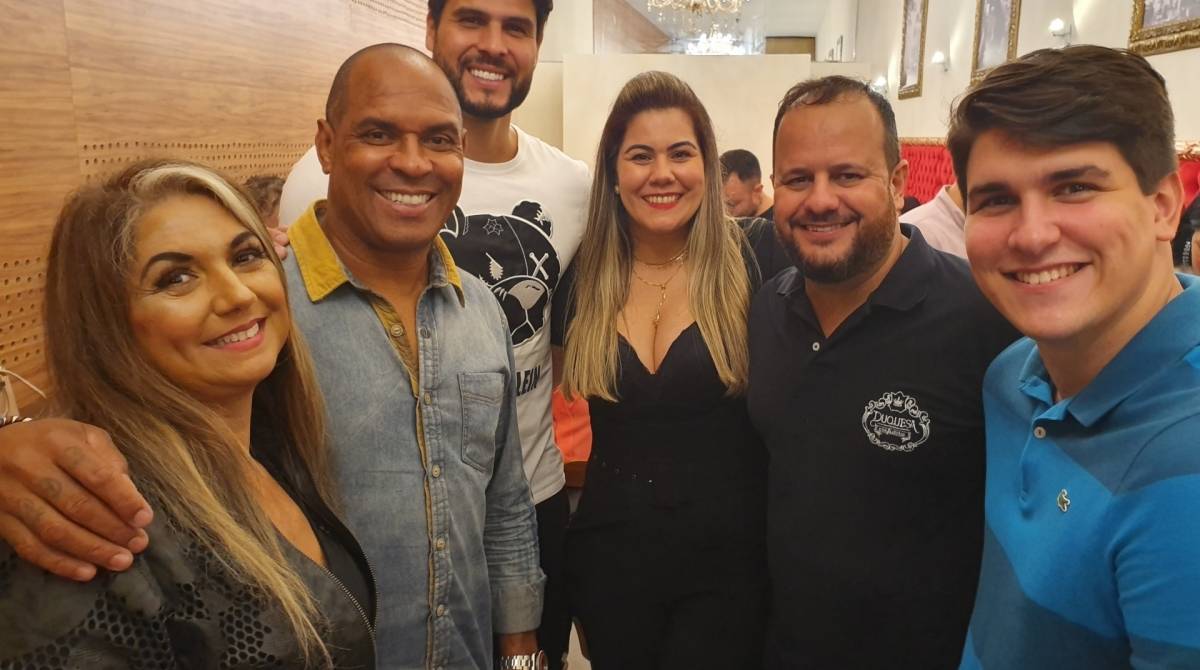 O modelo Marcelo Bimbi, marido de Nicole Bahls, ex- jogador Donizete Pantera e a esposa com a masterchef Marseille de Paula - Divulgação 