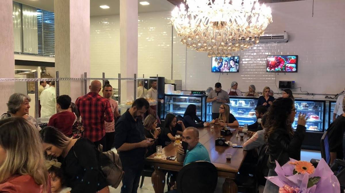 Um registro do salão principal da Duquesa Confeitaria de Santa Cruz da Serra
