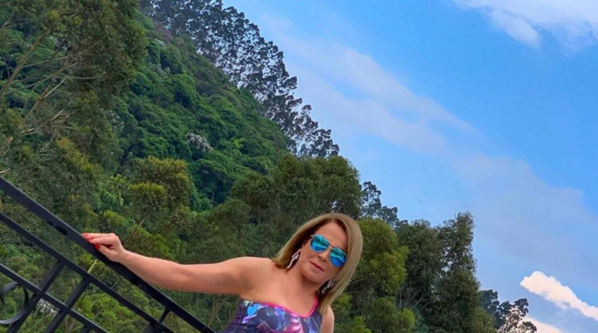 Zilu posa de biquíni