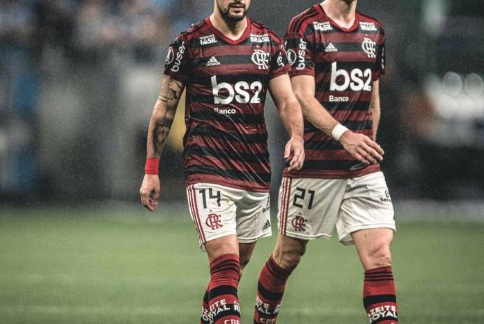 Arrascaeta (E) e Filipe Luis saíram da Arena do Grêmio com lesões no joelho esquerdo: complicação
