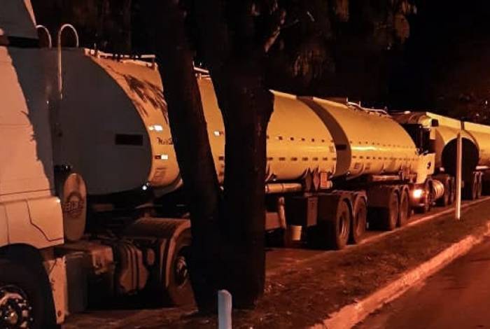 Caminhões com etanol apreendidos pela PRF na BR-040