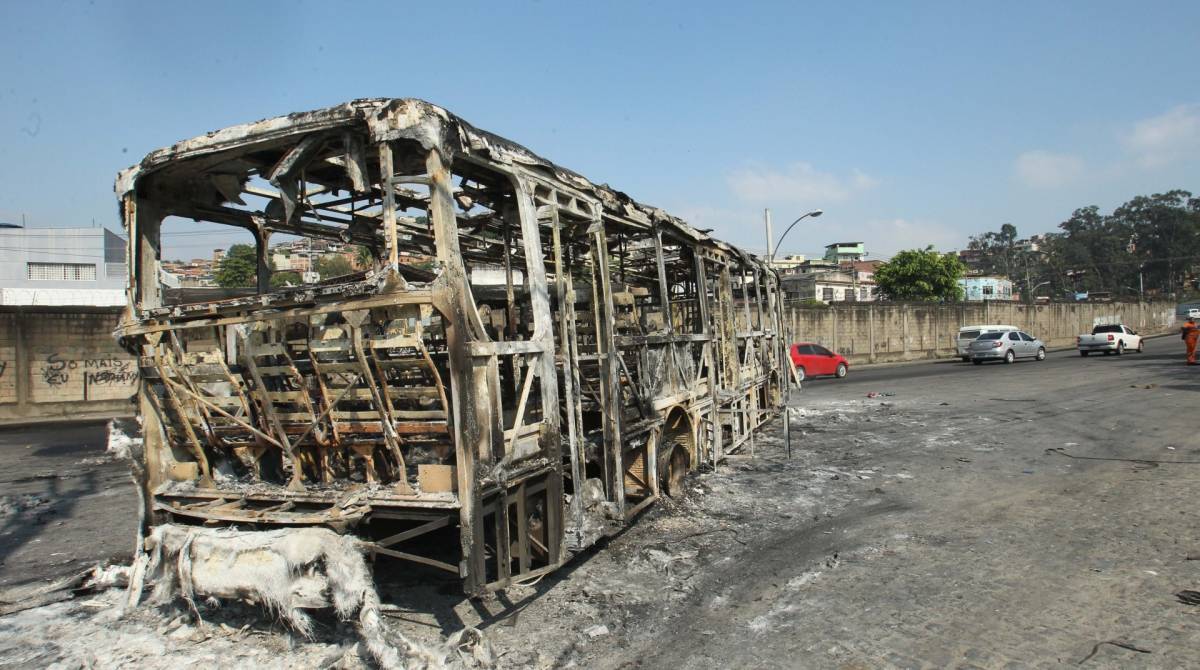 O que sobrou de um dos ônibus queimados - Estefan Radovicz / Agên