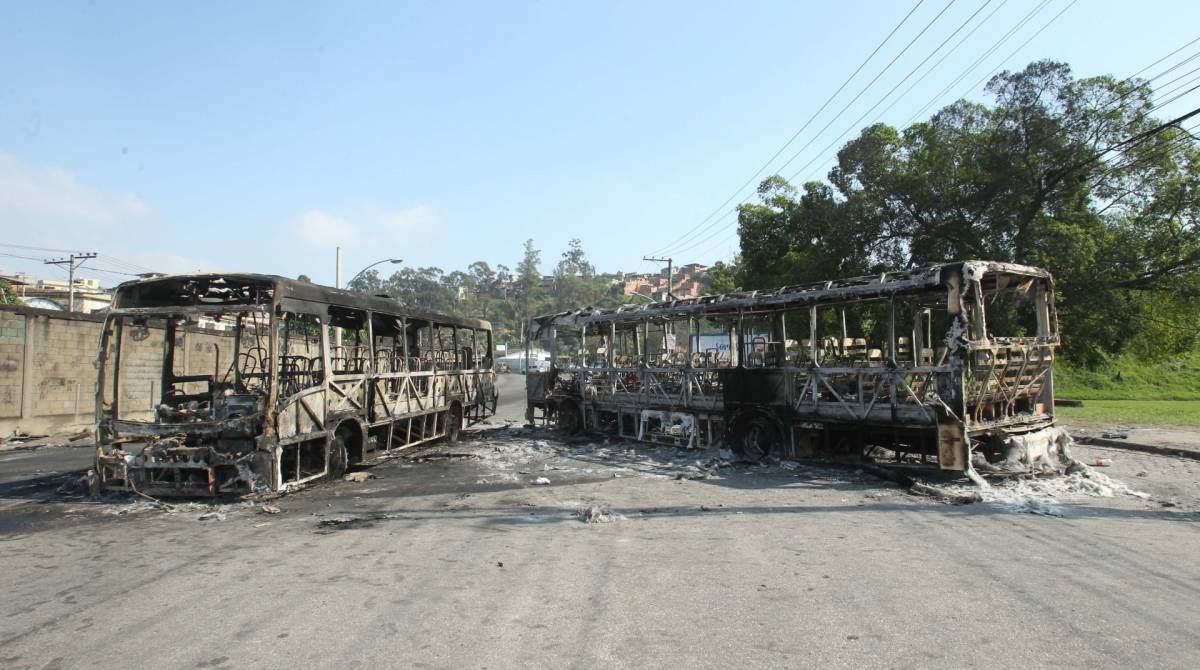 Ônibus incendiados no dia seguinte após a invasão ao Chapadão - Estefan Radovicz / Agênc