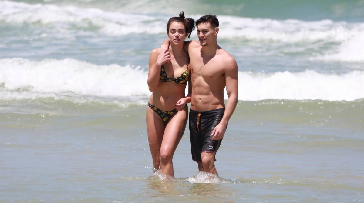 Bruno Montaleone curte dia de praia com nova namorada