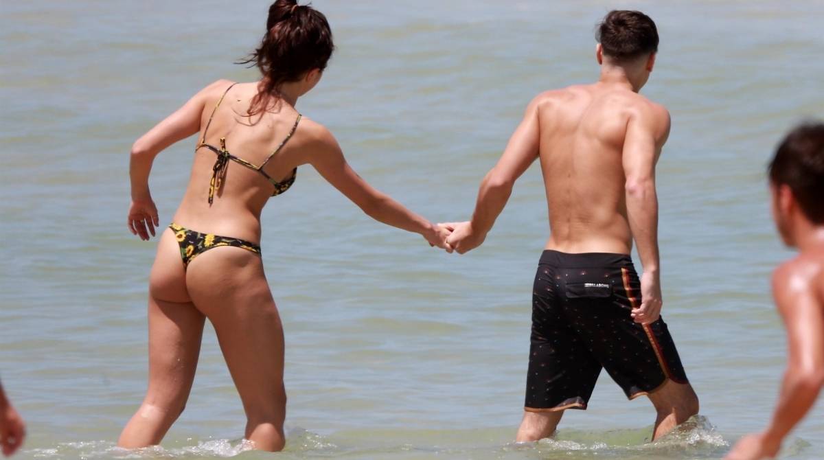 Bruno Montaleone vai Ã  praia com a nova namorada