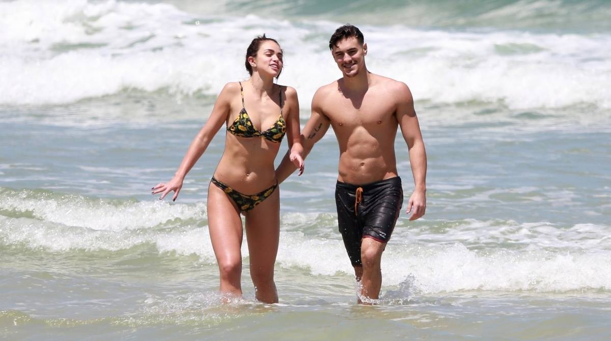 Bruno Montaleone curte dia de praia com a namorada