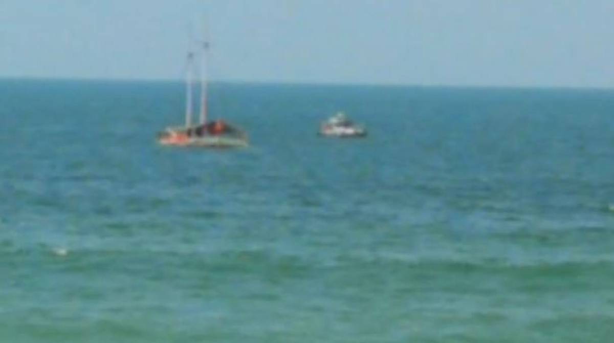 Escuna não tinha nenhum ocupante na hora em que afundou no mar - Reprodução de vídeo