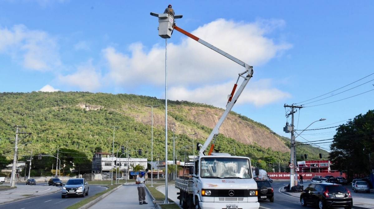 Equipe da Prefeitura de Niterói faz reparo na iluminação. Ruas e avenidas apagadas à noite são as reclamações mais frequentes no Colab.re - Divulgação/Leonardo Simplicio