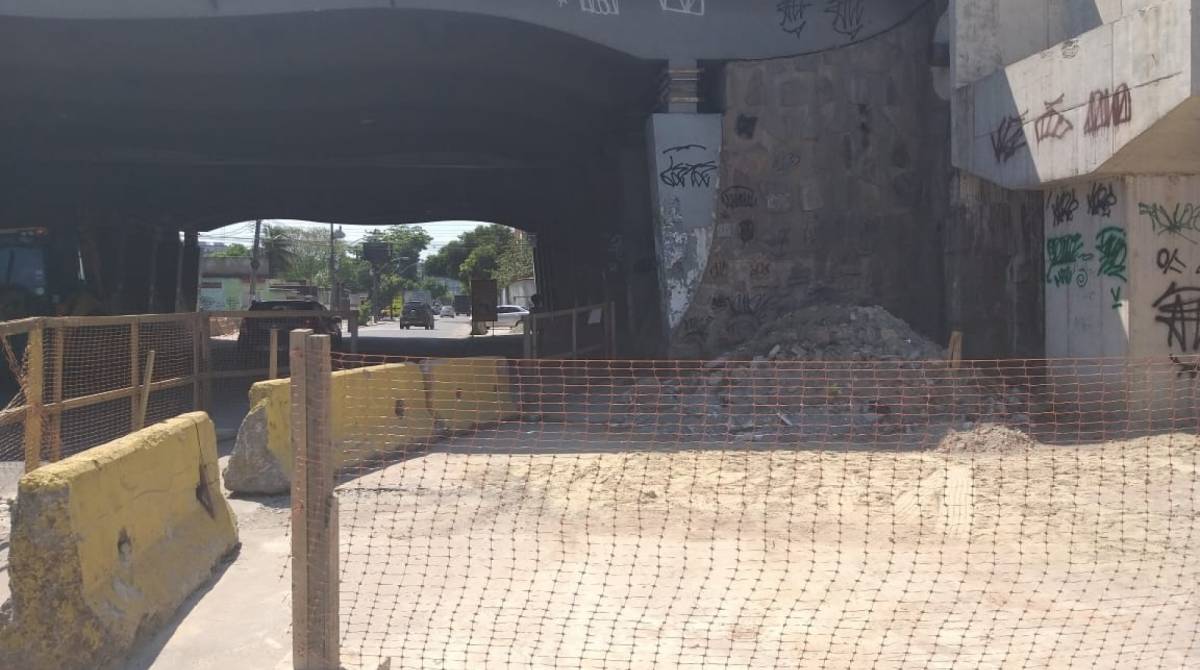 Viga que desabou sobre caminhão ainda não foi recolocada - O Dia