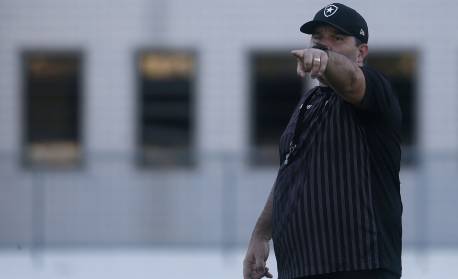 Recuperado da Covid-19, Eduardo Barroca garante mudança de atitude no Botafogo