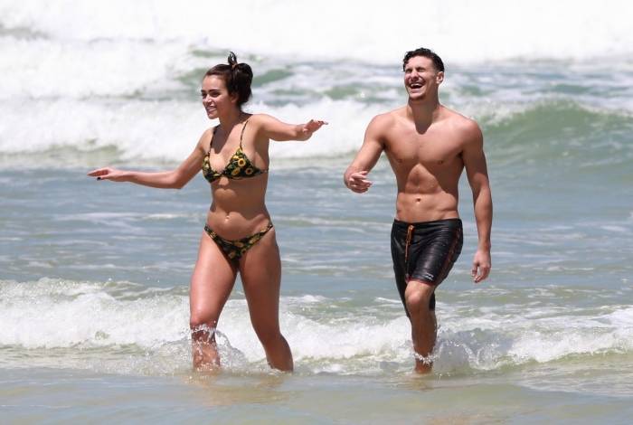 Bruno Montaleone curte dia de praia com a namorada - AgNews / AgNews