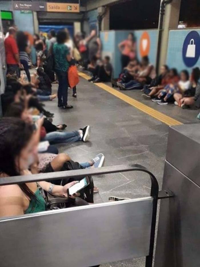 Passageiros se protegem dos tiros na estação Engenheiro Rubens Paiva do metrô, que foi fechada
