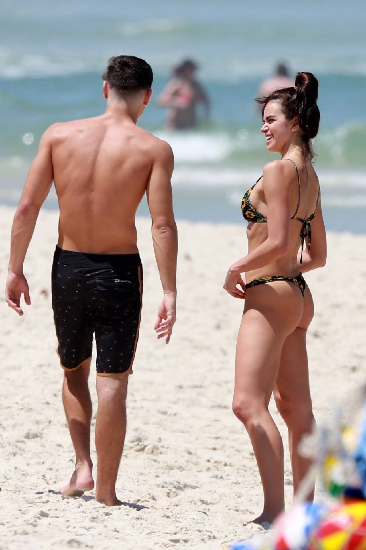 Bruno Montaleone vai à praia com a nova namorada