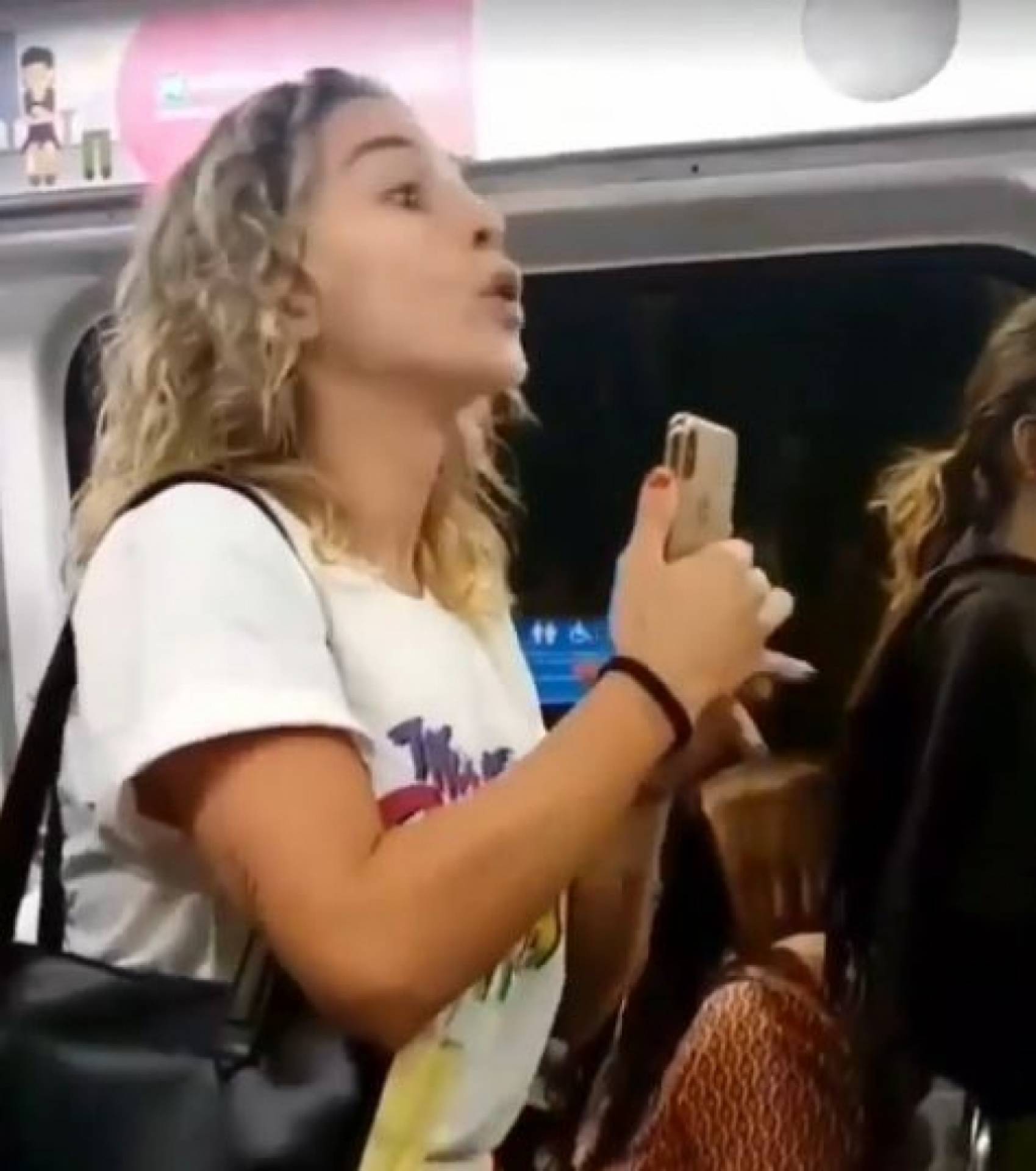 Laryssa Ayres se revoltou e expulsou homem que estava em vag&atilde;o feminino - Reprodução/Instagram