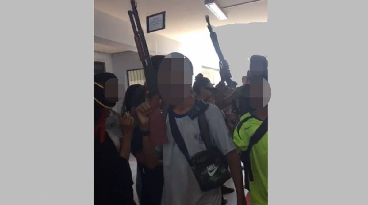 Alunos desfilam com fuzis e pistolas de brinquedo em colégio de São Gonçalo