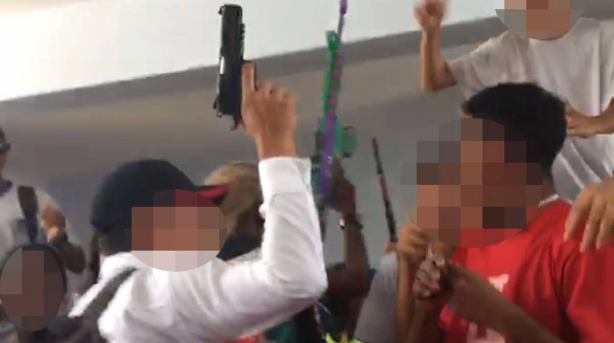 Alunos desfilam com fuzis e pistolas de brinquedo em colégio de São Gonçalo - Reprodução vídeo / WhatsApp DO MEIA
