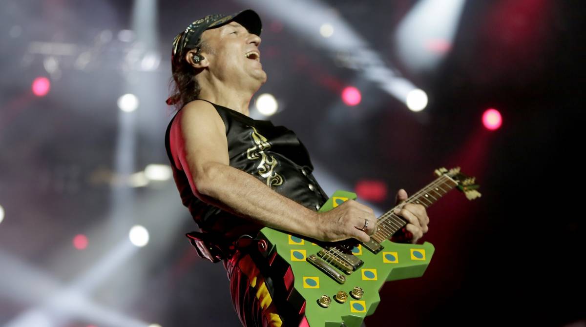 Rio de Janeiro - 04/10/2019 -  Guitarista Matthias Jabs, do Scorpions do SCORPIONS faz homenagem com guitarra da edicao de 1985 durante show no Palco Mundo do Rock In Rio 2019. Foto: Luciano Belford/Agencia O Dia