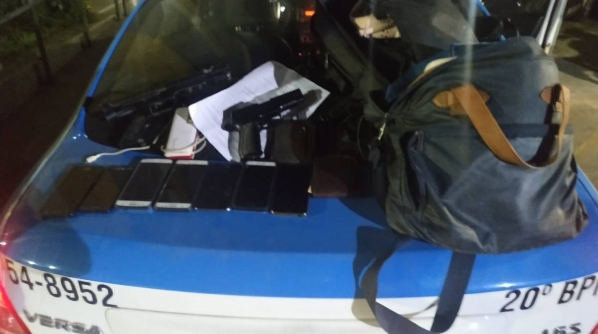 Policiais levaram os celulares e outros produtos roubados para a delegacia  - Divulgação 