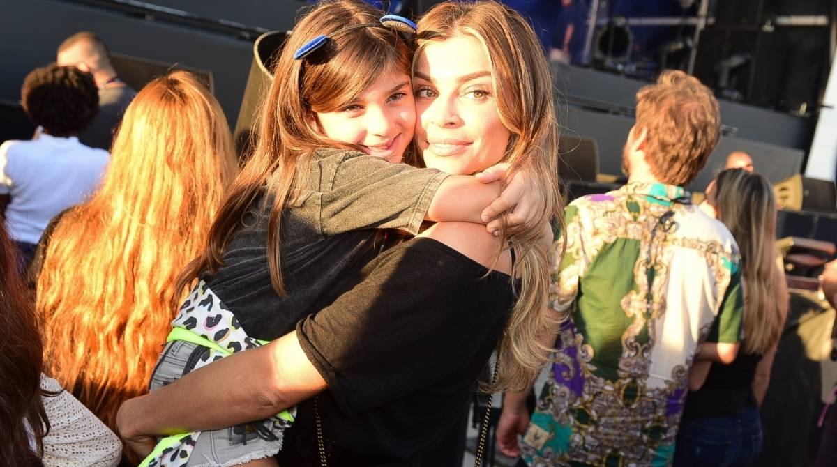 Grazi Massafera assiste ao Rock in Rio com a filha, Sofia
