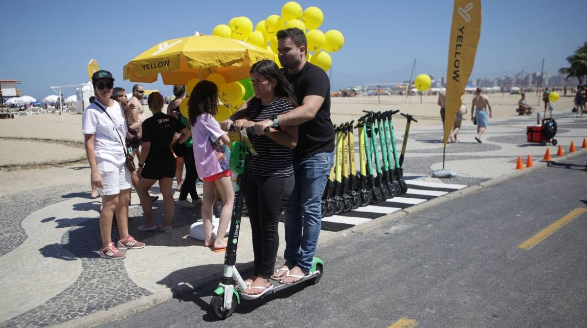 No sentido horário: a professora Amanda (E), uma foto do evento em Copa, a maneira errada de usar o patinete elétrico (com duas pessoas ocupando um patinete) e o publicitário Felipe, que considera o veículo mais ecologicamente correto que um carro - Ricardo Cassiano/Agencia O Dia