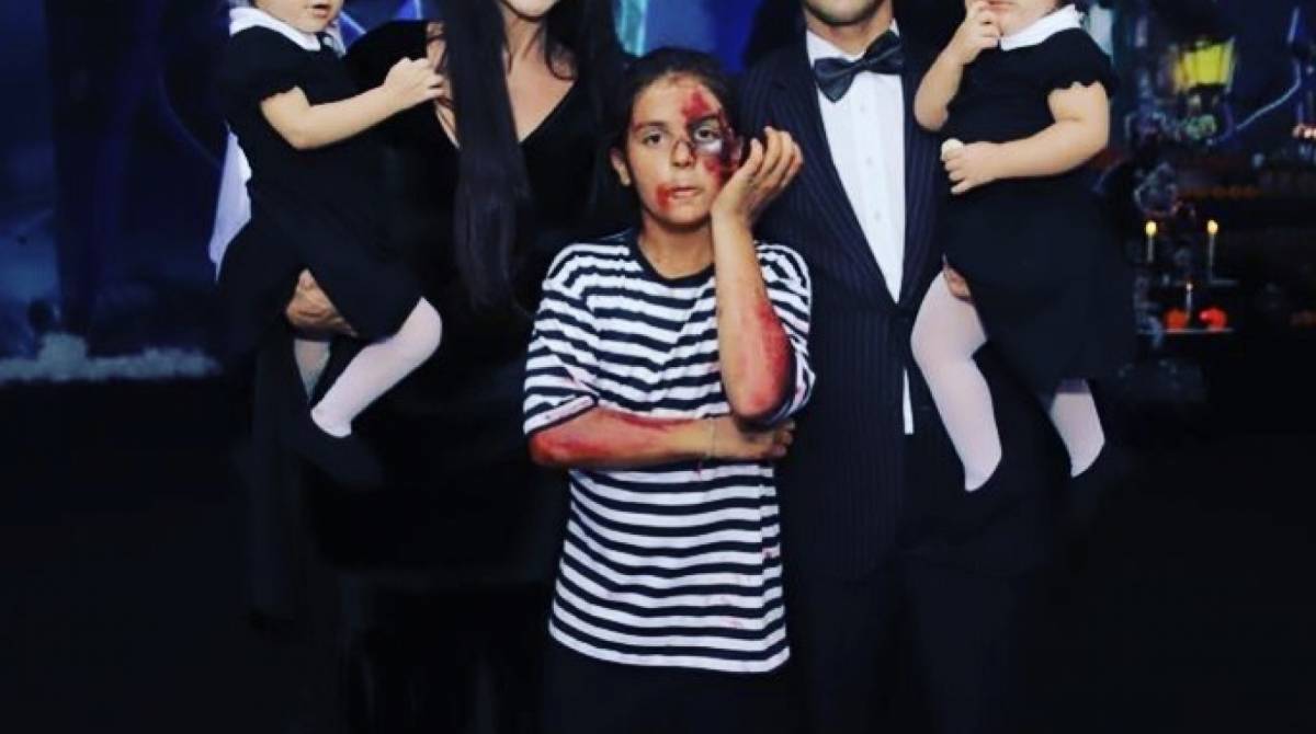 Ivete Sangalo vira Mort&iacute;cia Addams por um dia 