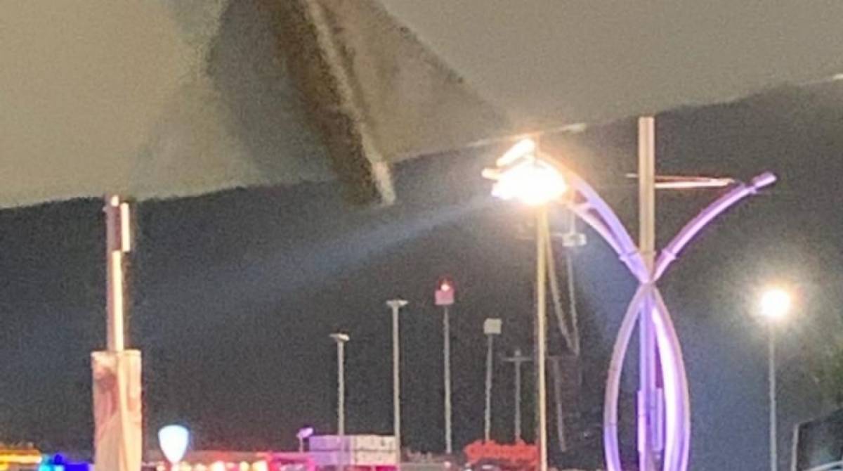 Eduardo Sterblitch de casaco branco e boné no meio da galera no gramado do Rock in Rio