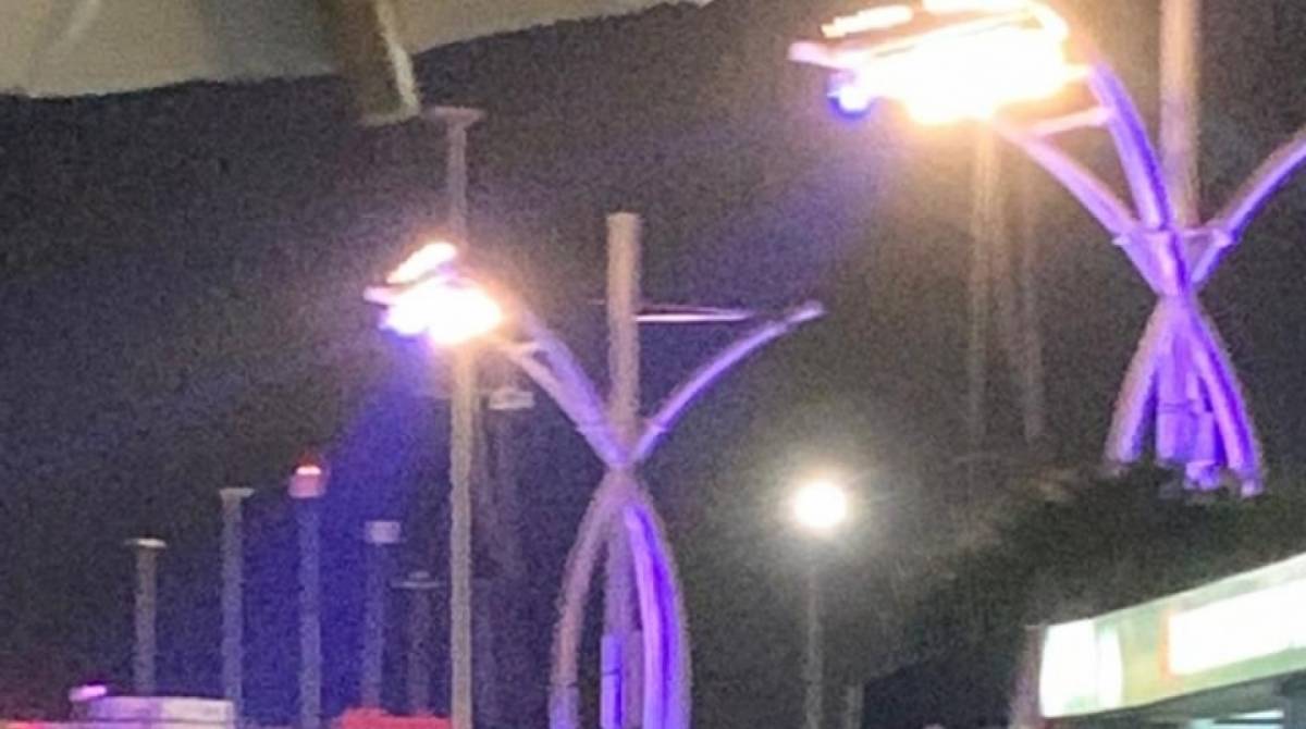 Eduardo Sterblitch de casaco branco e boné no meio da galera no gramado do Rock in Rio