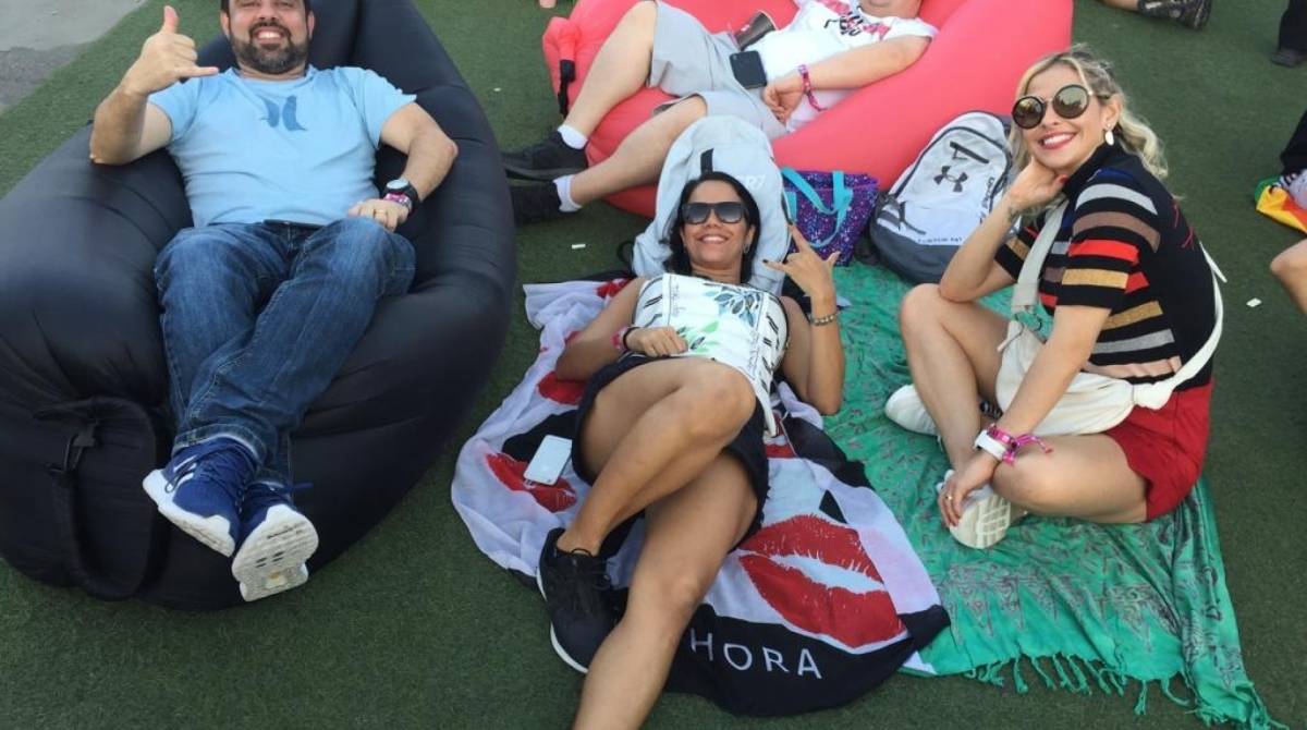 O analista Eduardo Cunha (camisa azul) e o empresário Bruno Xavier, ambos acompanhados de suas mulheres: conforto em primeiro lugar