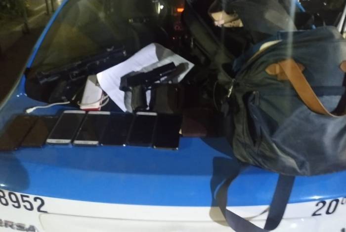 Policiais levaram os celulares e outros produtos roubados para a delegacia 