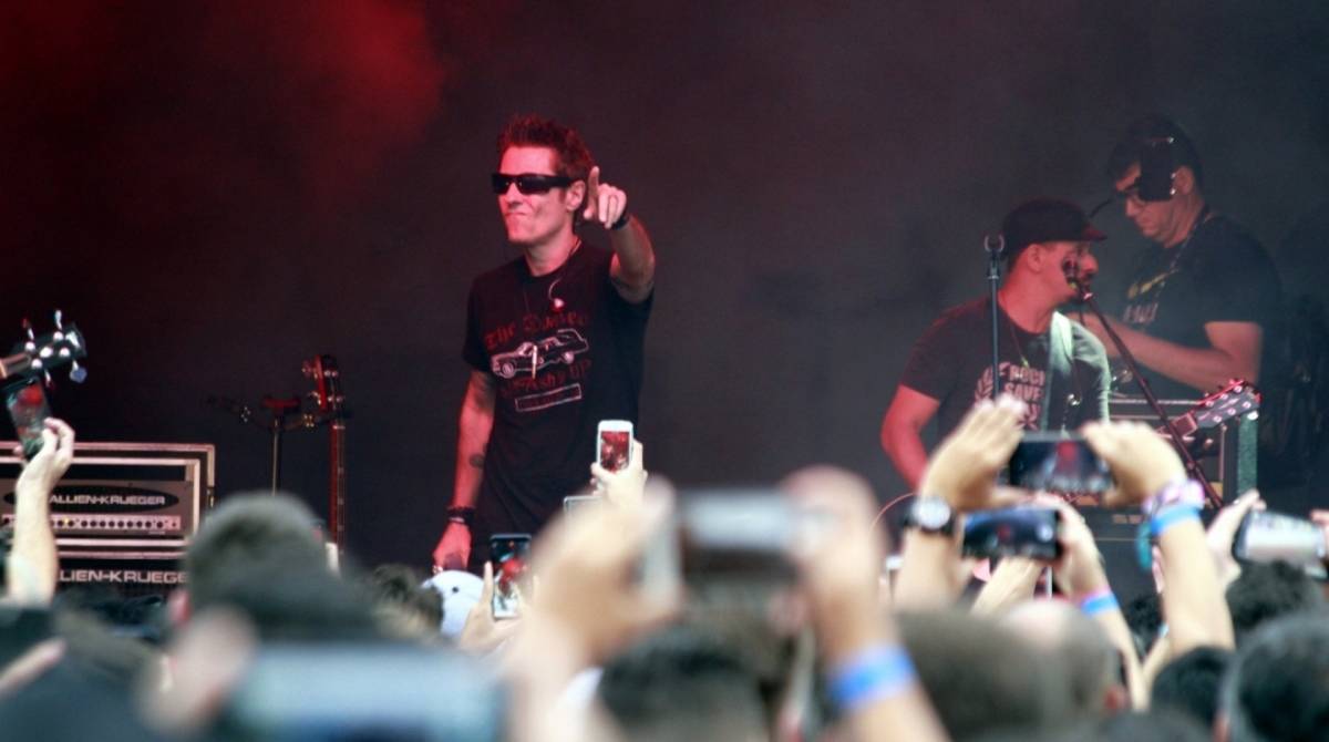 Dinho Ouro Preto se apresenta no palco da Rock District