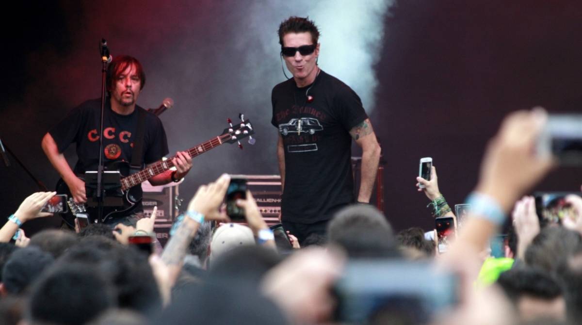 Dinho Ouro Preto se apresenta no palco da Rock District