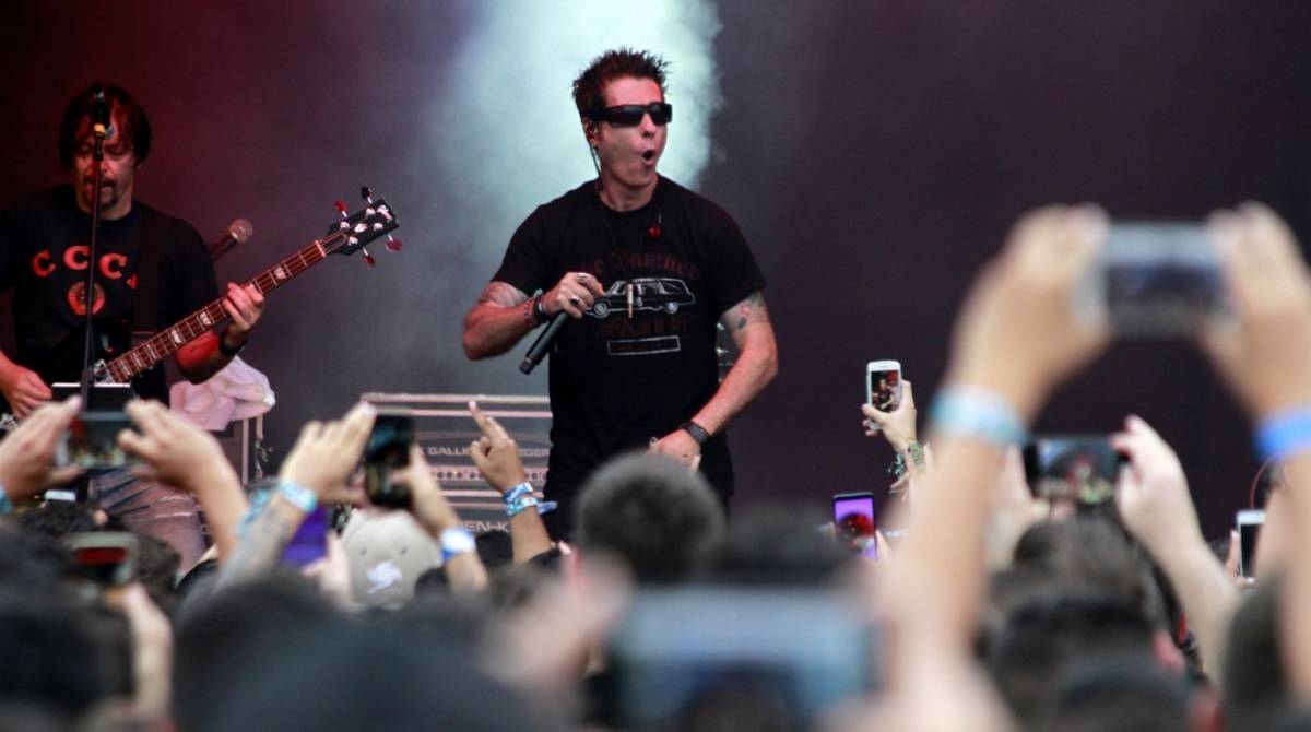 Dinho Ouro Preto se apresenta no palco da Rock District