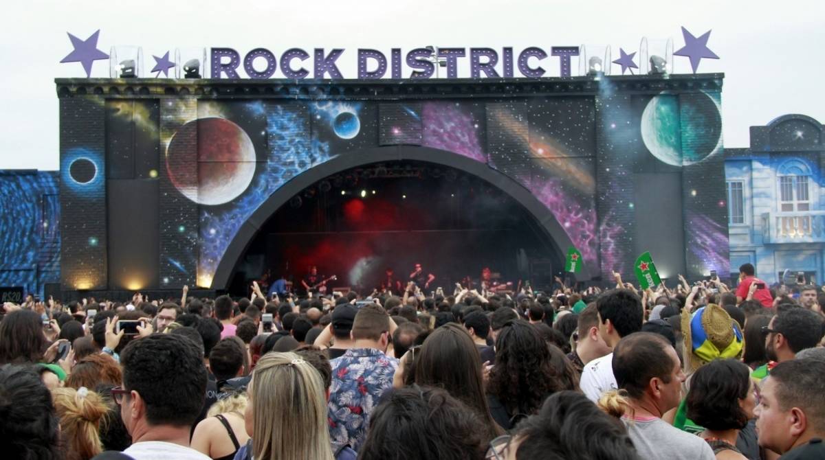 Dinho Ouro Preto se apresenta no palco da Rock District