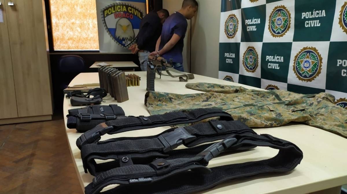 Além do fuzil AK 47, os policiais apreenderam munição de vários calibres, carregadores e uma jaqueta tática  - Divulgação /Draco
