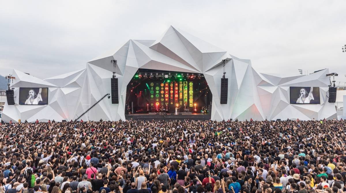 Melim canta sucessos e divide palco com portuguesa Carolina Deslandes