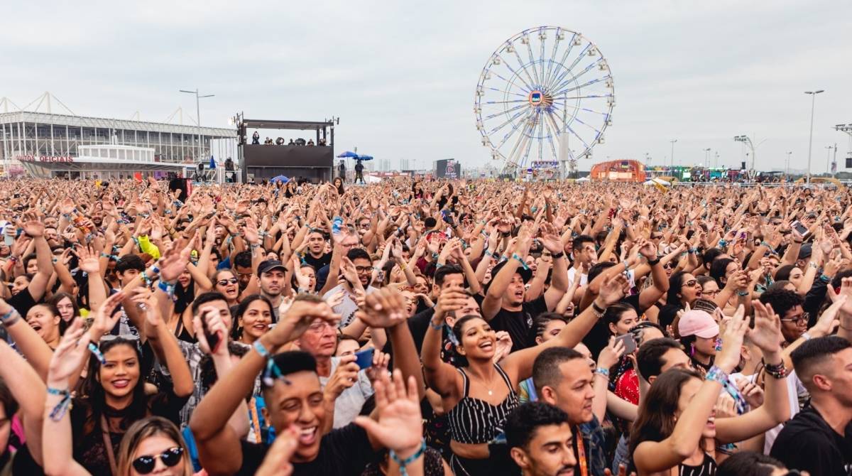 Melim canta sucessos e divide palco com portuguesa Carolina Deslandes