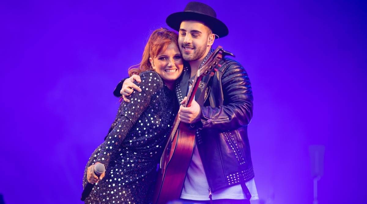 Melim canta sucessos e divide palco com portuguesa Carolina Deslandes