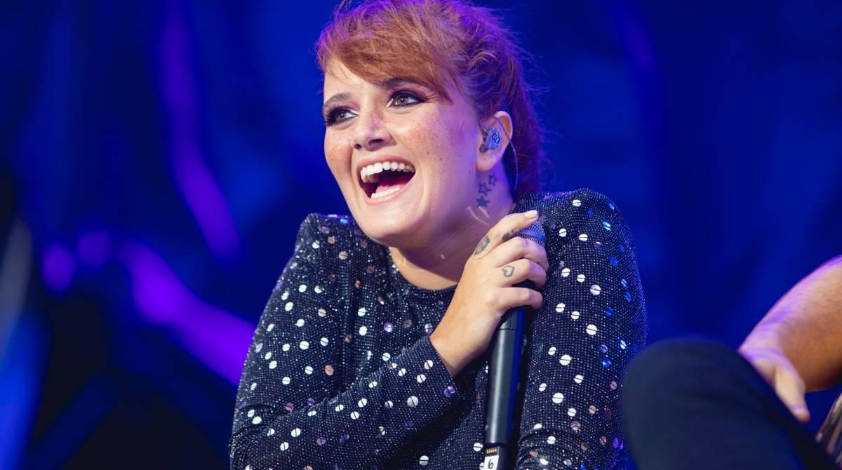 Melim canta sucessos e divide palco com portuguesa Carolina Deslandes