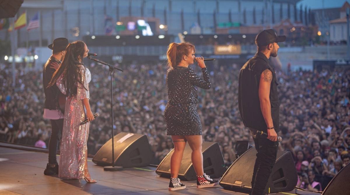 Melim canta sucessos e divide palco com portuguesa Carolina Deslandes