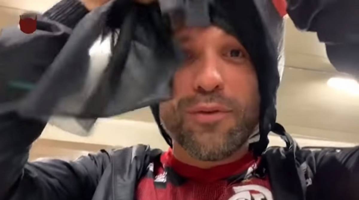 Diego assiste à partida entre Flamengo e São Paulo fantasiado de Urubu - Reprodução