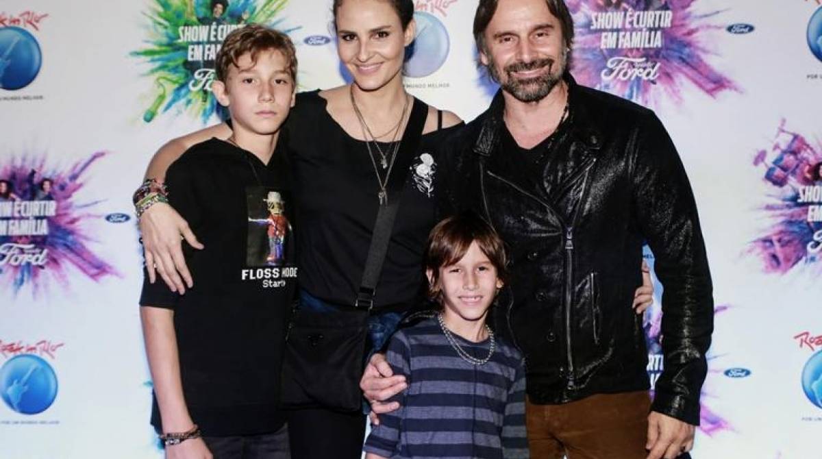 Murilo Rosa posa com a mulher e os filhos - Agnews
