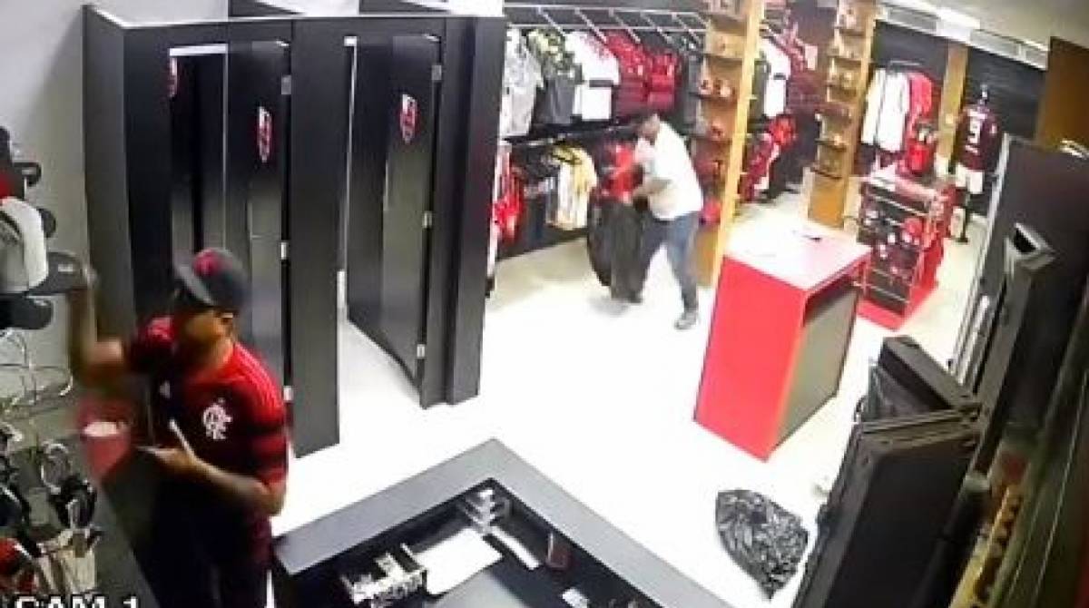 Imagem de câmera de segurança mostra os dois criminosos em ação, depois de renderem os funcionários da loja de Rio das Pedras - Reprodução DE vídeo