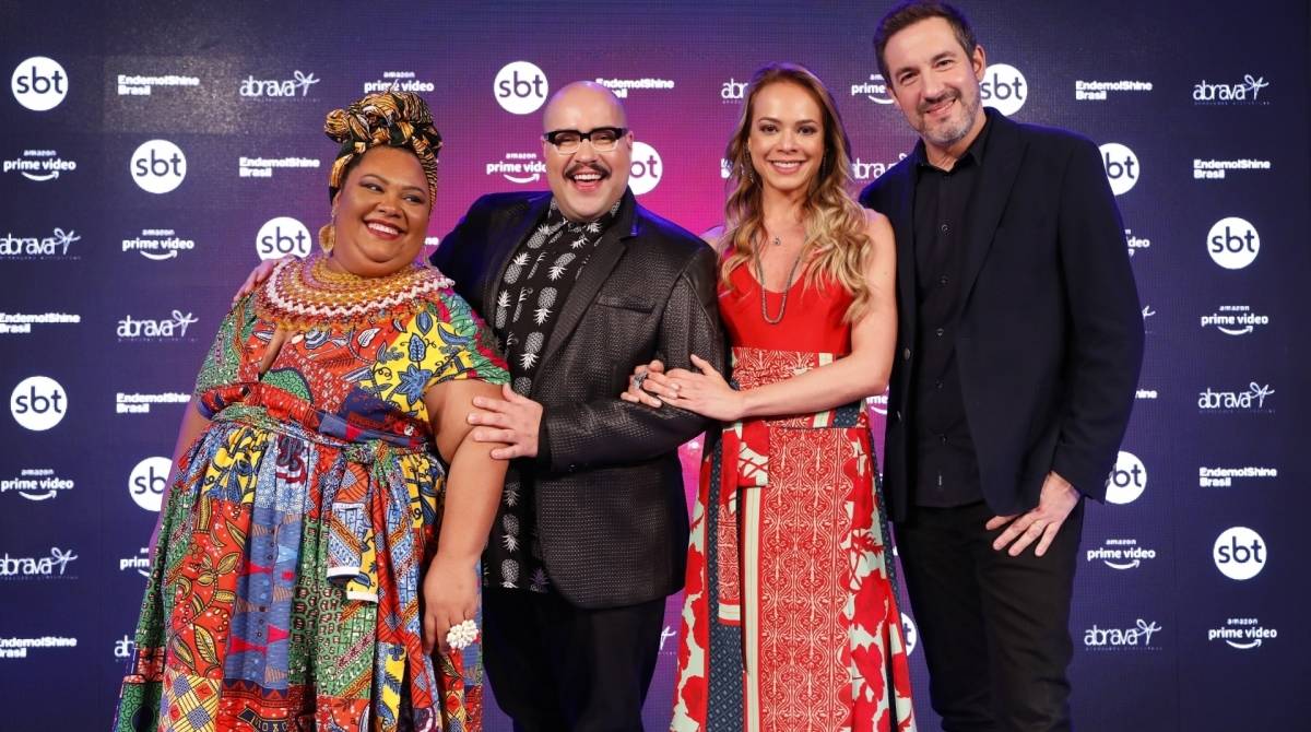 Tiago Abravanel; ao lado, com os jurados Dona Carmen Virgínia, Gilda Bley e Alê Costa do programa \'Famílias Frente a Frente\', do SBT